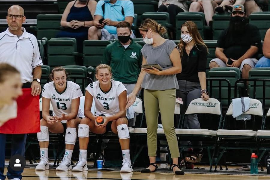Sports Exercise and 性能心理学 student works with UWGB girls volleyball team