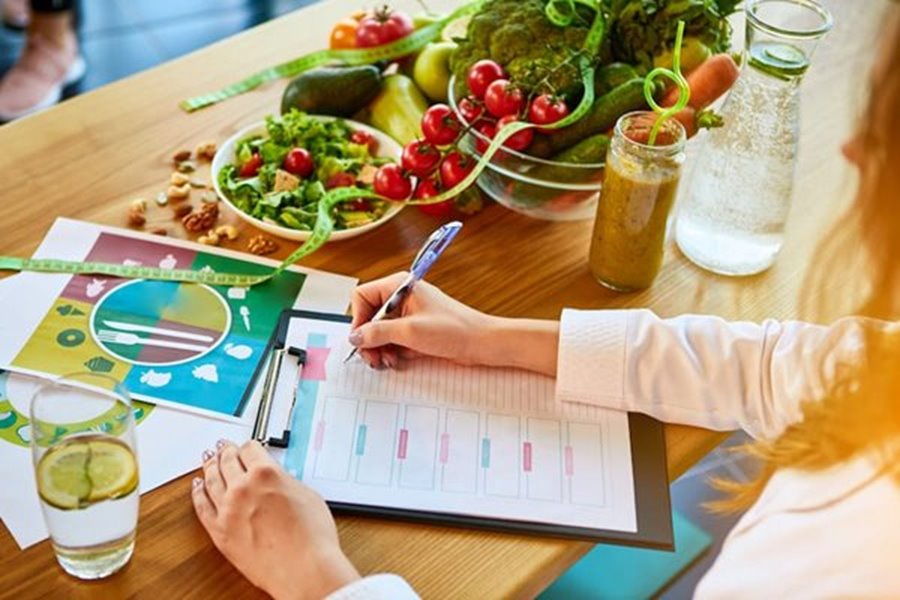 Dietition making client nutrition plan