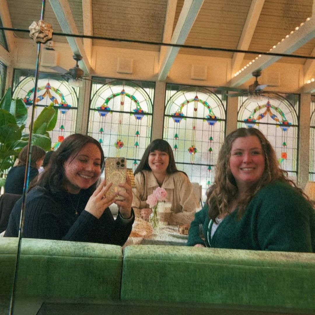Students out at a cafe