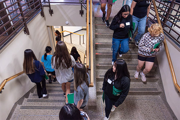 Los estudiantes visitantes bajan las escaleras en la Unión