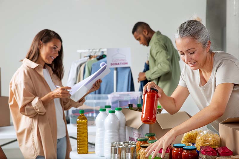 people with food donations