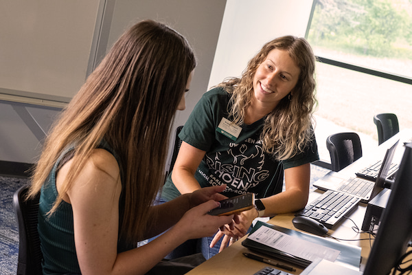 1:1 student advising meeting