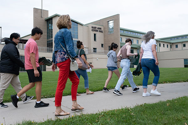 Un grupo de visitantes realiza un recorrido por el campus.